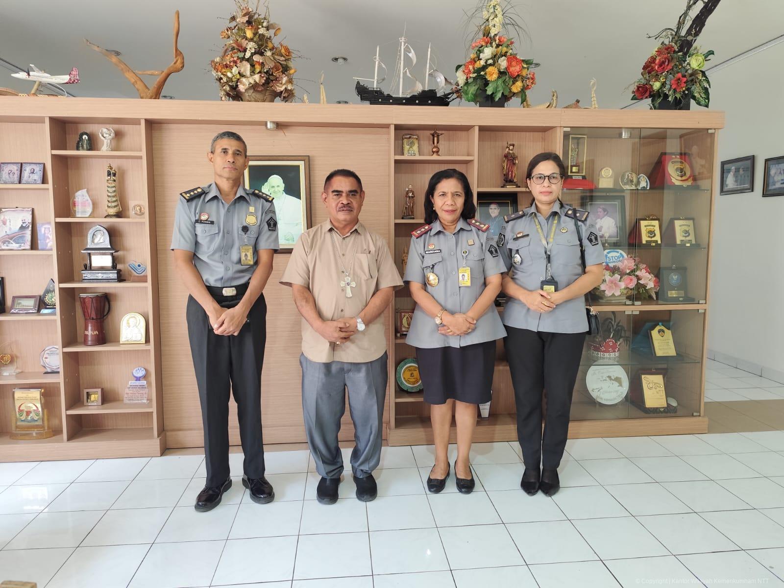 Optimalkan Pelayanan Keimigrasian Jelang Kunjungan Paus Fransiskus ke Timor Leste, Kakanwil Kemenkumham NTT Audiensi dengan Uskup Agung Kupang