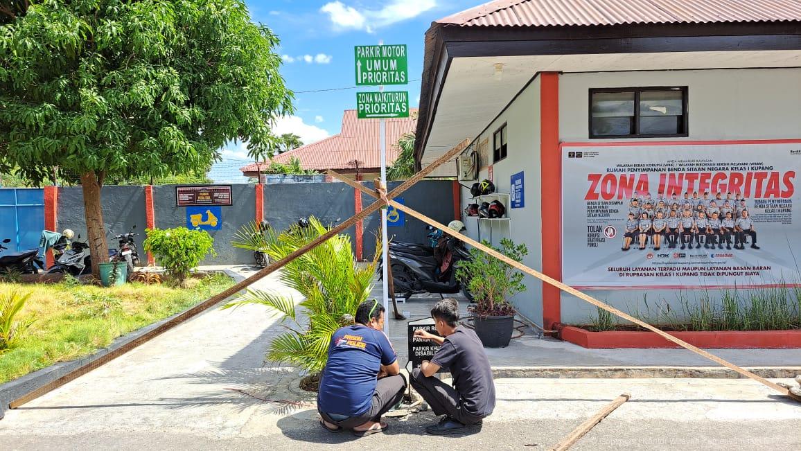 Perjelas Lalu Lintas Pengunjung, Rupbasan Kupang Bangun Papan Rambu Penunjuk Arah