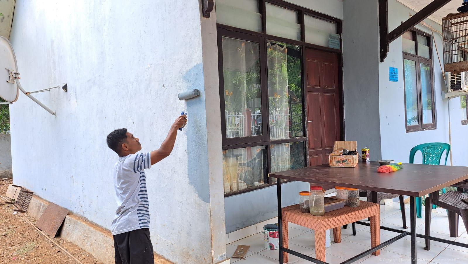 Bentuk Perlindungan Terhadap Nilai Aset BMN, Petugas Rupbasan Kupang Lakukan Pemeliharaan Rumah Dinas